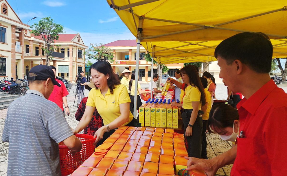 Bưu điện tỉnh Hà Nam tham gia “Chợ nhân đạo” dành cho cho người dân khó khăn tại xã Lam Hạ  - TP. Phủ Lý