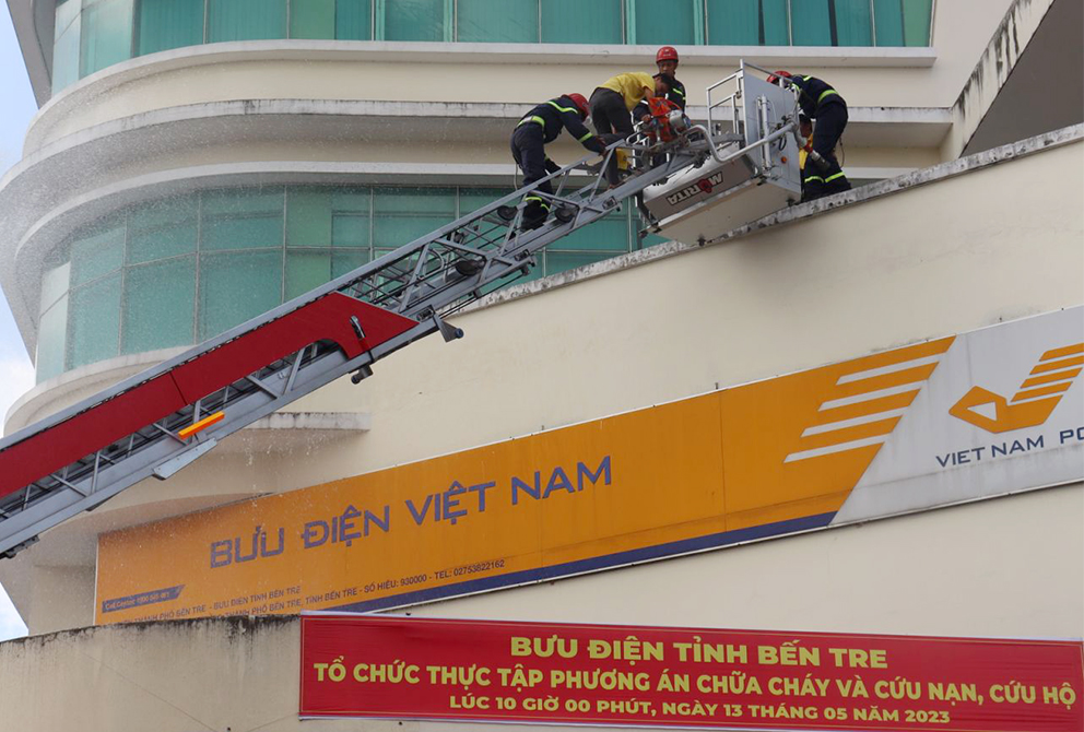Bưu điện tỉnh Bến Tre tổ chức diễn tập phương án chữa cháy và cứu nạn, cứu hộ