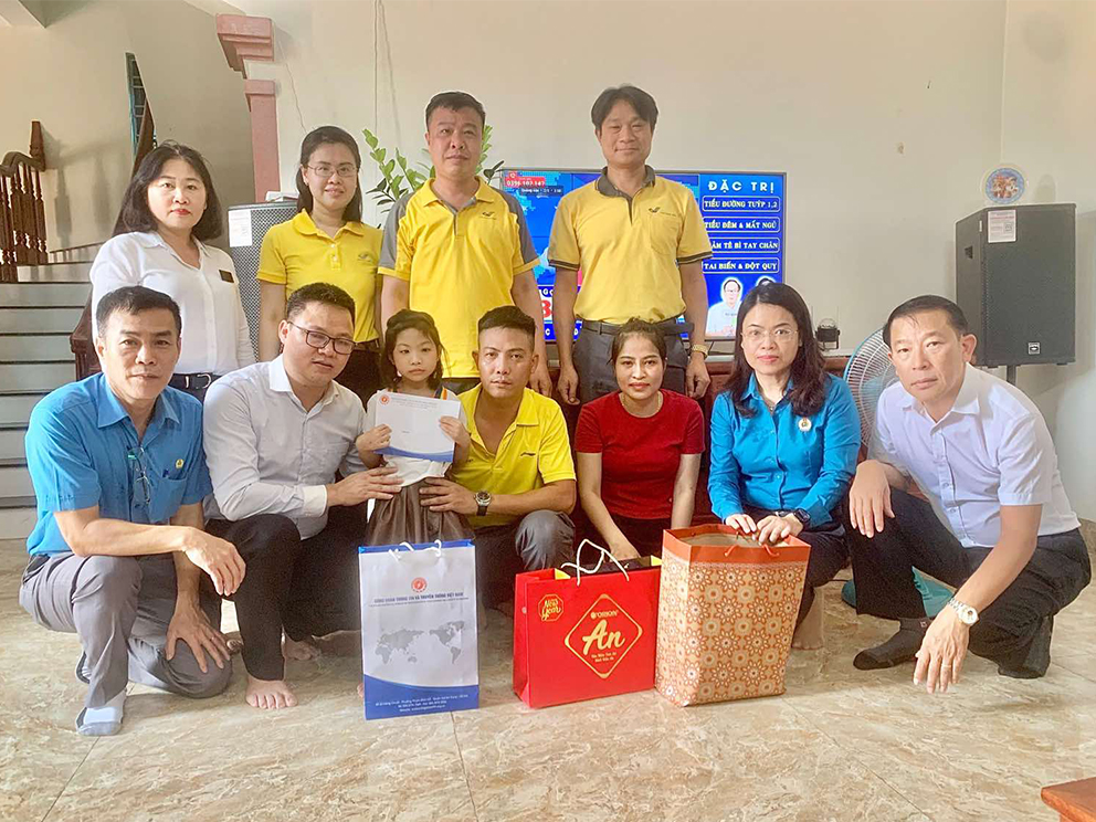 Tặng quà gia đình đoàn viên Công đoàn có hoàn cảnh khó khăn