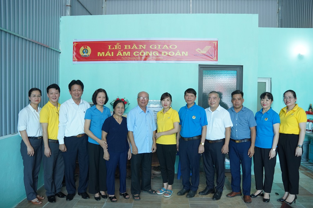 Bàn giao “Mái ấm Công đoàn” cho gia đình đoàn viên Công đoàn thuộc Bưu điện tỉnh Tuyên Quang