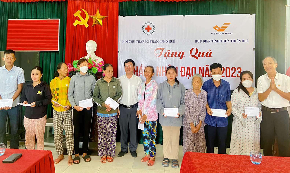 Thừa Thiên Huế: Tặng quà cho gia đình có hoàn cảnh khó khăn trên địa bàn xã Hương Thọ