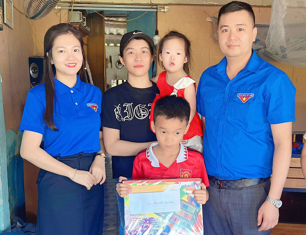 Đoàn thanh niên Bưu điện tỉnh Quảng Ninh tặng quà tặng con cán bộ công nhân viên hoàn cảnh đặc biệt khó khăn