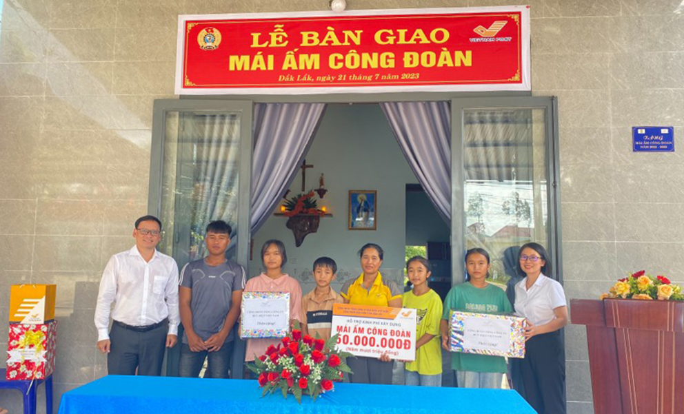 Bàn giao nhà “Mái ấm Công đoàn” cho gia đình nhân viên BĐ-VHX có hoàn cảnh đặc biệt khó khăn tại xã Ea Yiêng