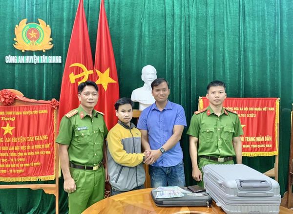 Bưu tá huyện Tây Giang nhặt được của rơi trả lại cho người đánh mất