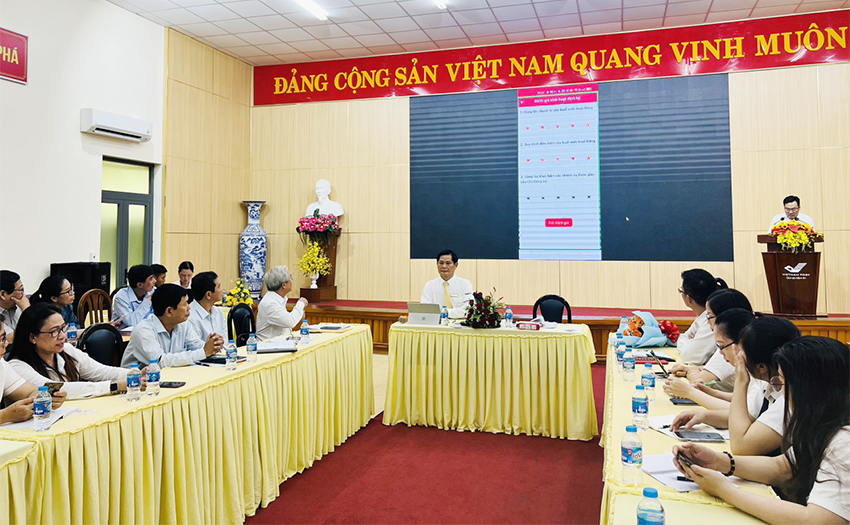 Đảng bộ Bưu điện tỉnh Đồng Nai ứng dụng Sổ tay đảng viên điện tử tại buổi sinh hoạt định kỳ