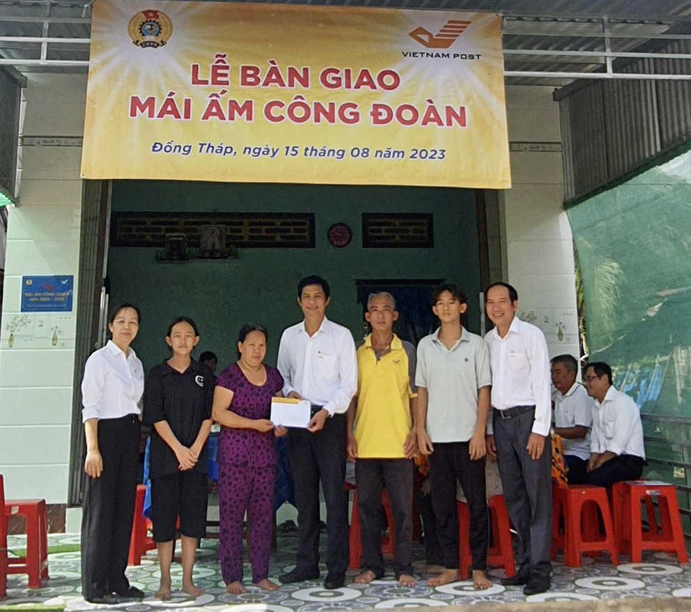 Bưu điện tỉnh Đồng Tháp bàn giao “Mái ấm Công đoàn” cho người lao động