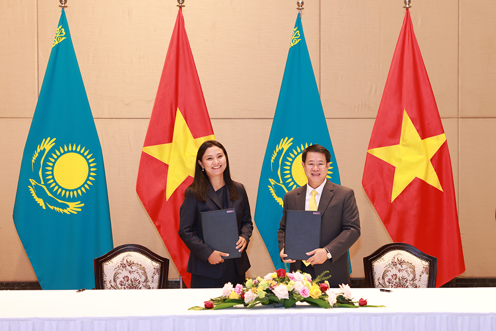 Vietnam Post và Kazpost ký kết Biên bản ghi nhớ phát triển Thương mại điện tử và các lĩnh vực bưu chính khác