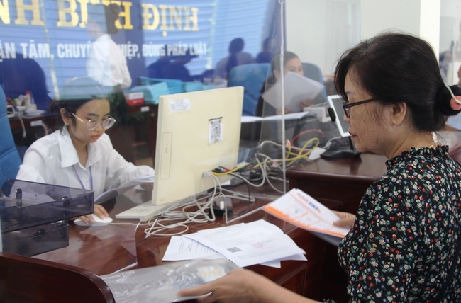 Nhân viên Bưu điện tiếp nhận hồ sơ tại Trung tâm Phục vụ hành chính công tỉnh Bình Định từ ngày 5/9