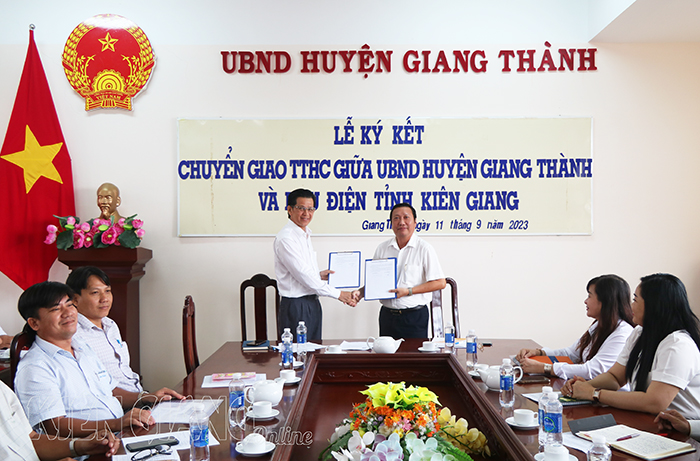 Bưu điện tỉnh Kiên Giang nhận chuyển giao thủ tục hành chính của huyện Giang Thành