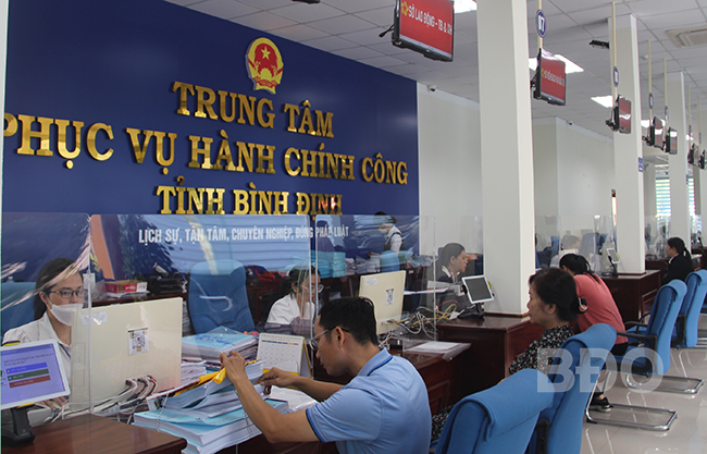 Nhân viên bưu điện tiếp nhận hồ sơ tại trung tâm phục vụ hành chính công tỉnh: Cách làm mới, hiệu quả nhiều mặt