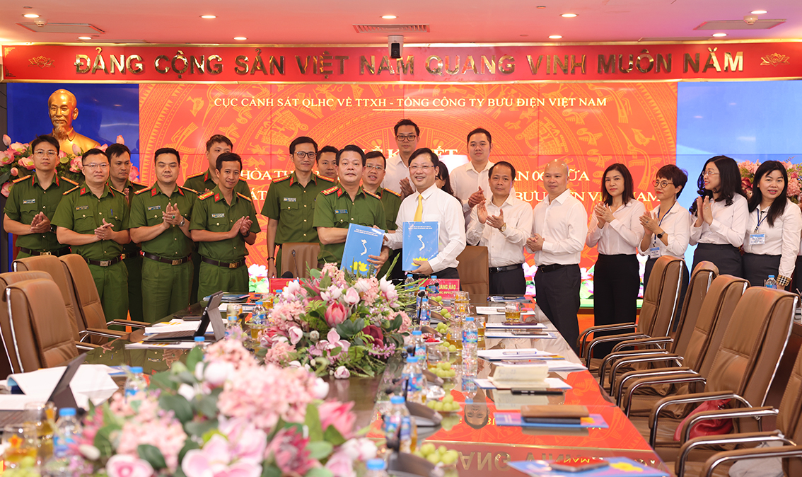 Tổng ty Bưu điện Việt Nam và Cục Quản lý hành chính về trật tự xã hội tổ chức ký thỏa thuận hợp tác