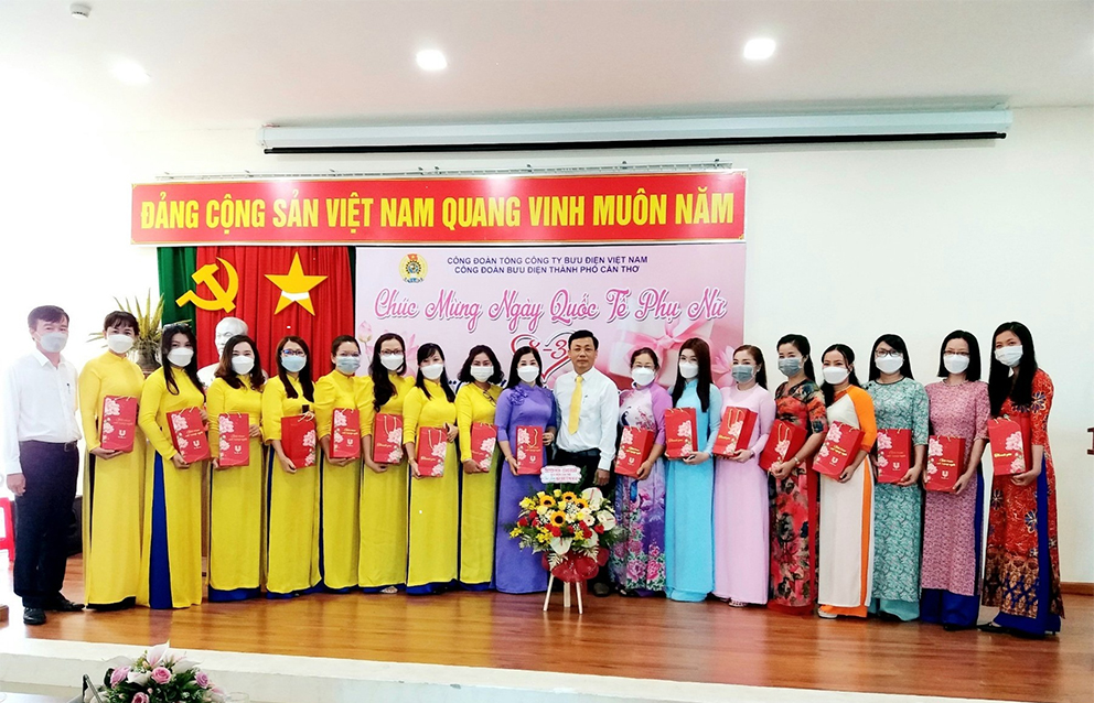 Bài dự thi Búa Liềm Vàng: Phát huy vai trò của nữ cán bộ, công nhân viên, lao động trong việc thực hiện nhiệm vụ sản xuất kinh doanh và “Giỏi việc nước – đảm việc nhà” giai đoạn 2018 – 2023