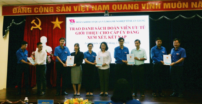 Bài dự thi Búa Liềm Vàng: Phát triển và nâng cao chất lượng đảng viên của Đảng bộ Bưu điện tỉnh An Giang – nhiệm vụ trọng tâm trong công tác xây dựng Đảng
