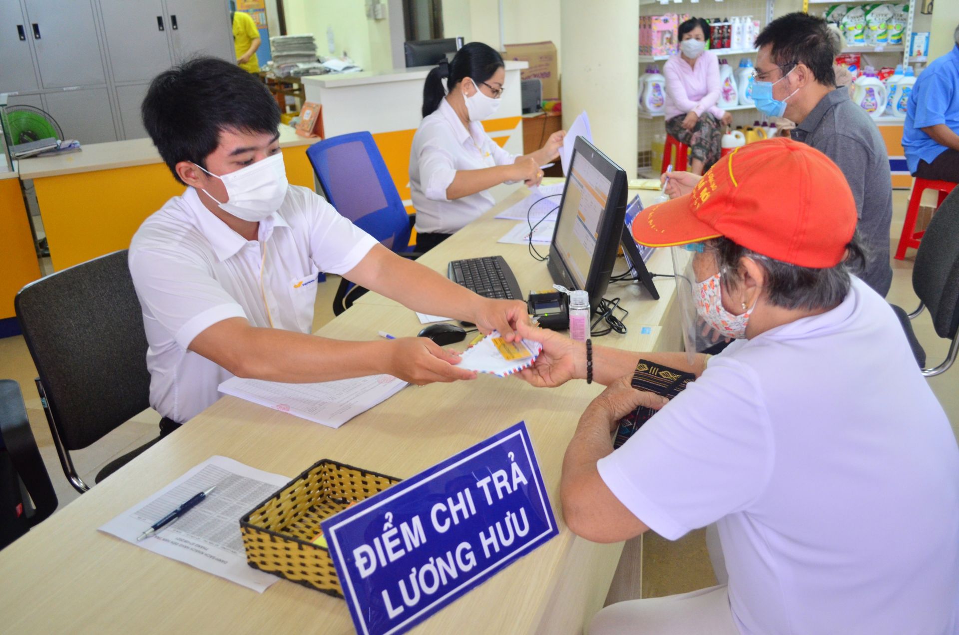 Chi trả gộp lương hưu, trợ cấp BHXH tháng 1 và 2/2024
