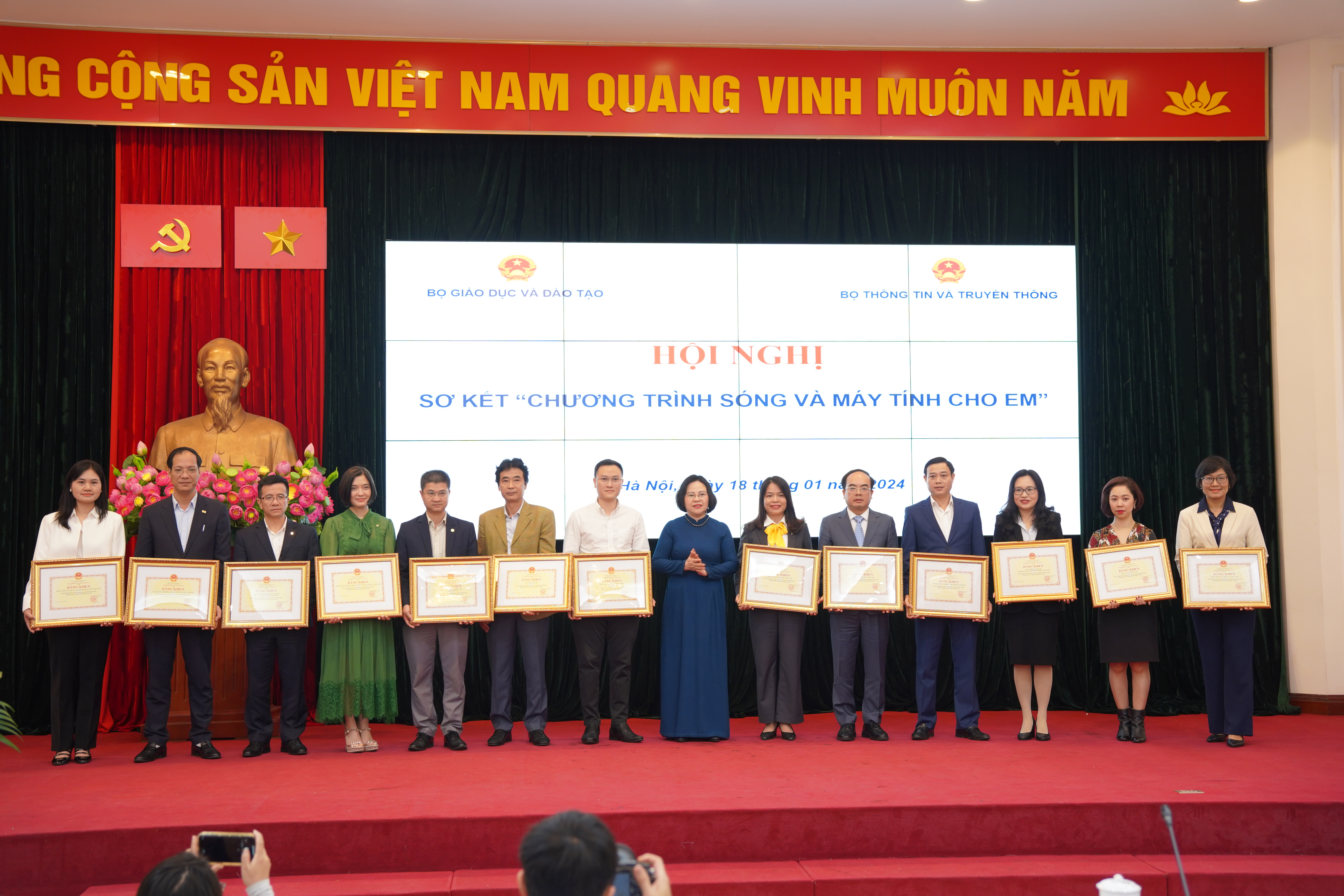 Bưu điện Việt Nam trao tặng 10.000 máy tính cho học sinh tỉnh Kiên Giang