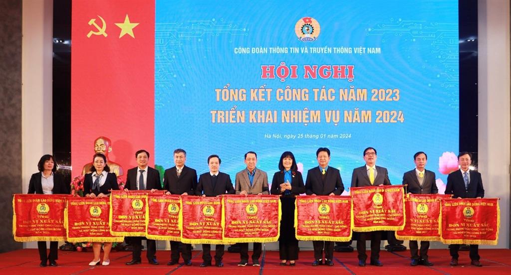 Công đoàn Tổng công ty Bưu điện Việt Nam vàc các Công đoàn cơ sở trực thuộc được biểu dương, khen thưởng thành tích năm 2023