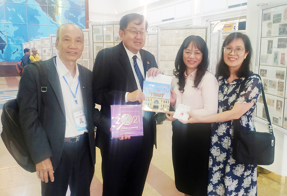 Đại sứ Malaysia tại Việt Nam tham quan Triển lãm Tem năm nước – Việt Nam 2024
