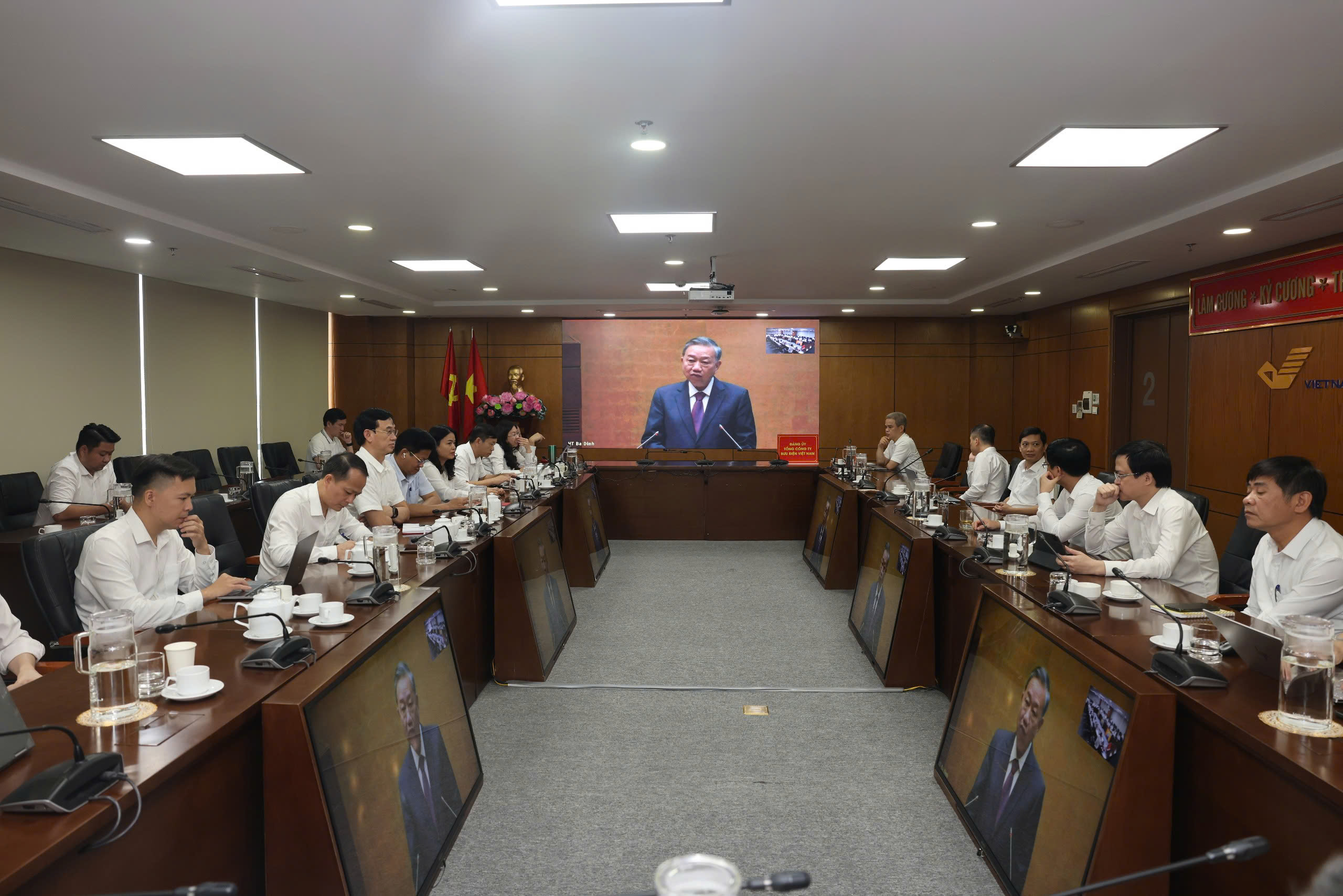Hội nghị toàn quốc quán triệt, triển khai thực hiện Nghị quyết Hội nghị lần thứ mười Ban Chấp hành Trung ương Đảng khóa XIII
