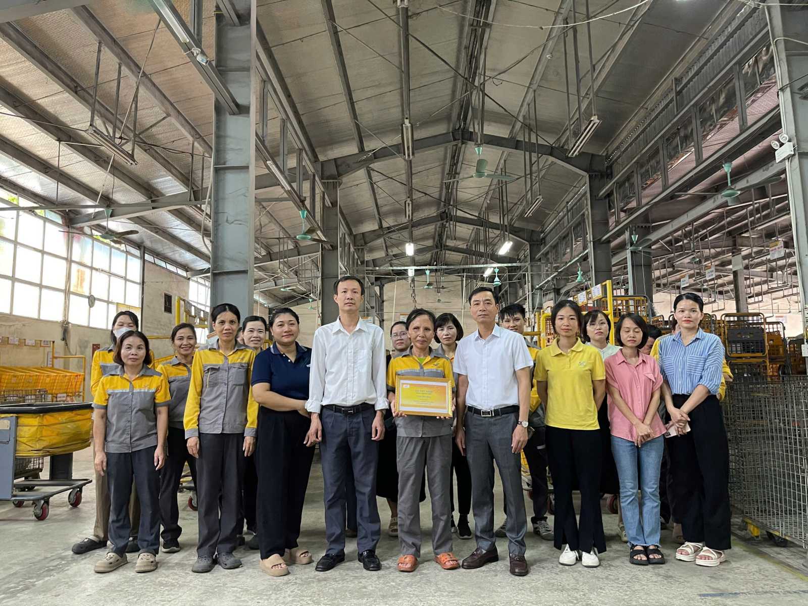 Trao tặng sổ tiết kiệm “Nghĩa tình Bưu điện” năm 2024 cho người lao động vượt khó tại Bưu điện tỉnh Hoà Bình và Thanh Hoá