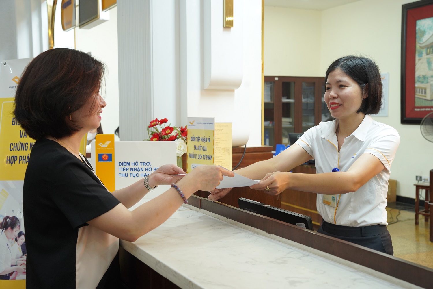 Nhận kết quả giải quyết thủ tục hành chính qua Bưu điện: Người dân hưởng nhiều lợi ích