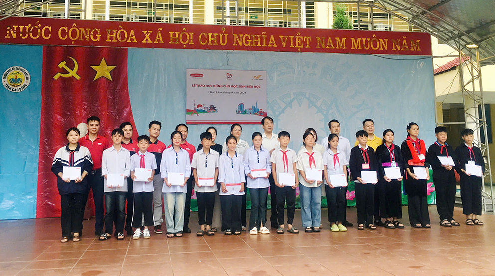 Bưu điện tỉnh Cao Bằng và Dai-ichi Life Việt Nam trao học bổng cho học sinh hiếu học tại huyện Bảo Lâm