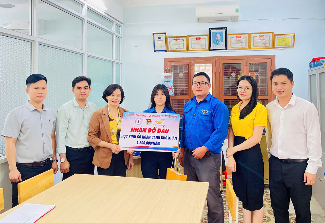 Đoàn Bưu điện tỉnh Bình Định thăm và trao hỗ trợ cho học sinh có hoàn cảnh khó khăn