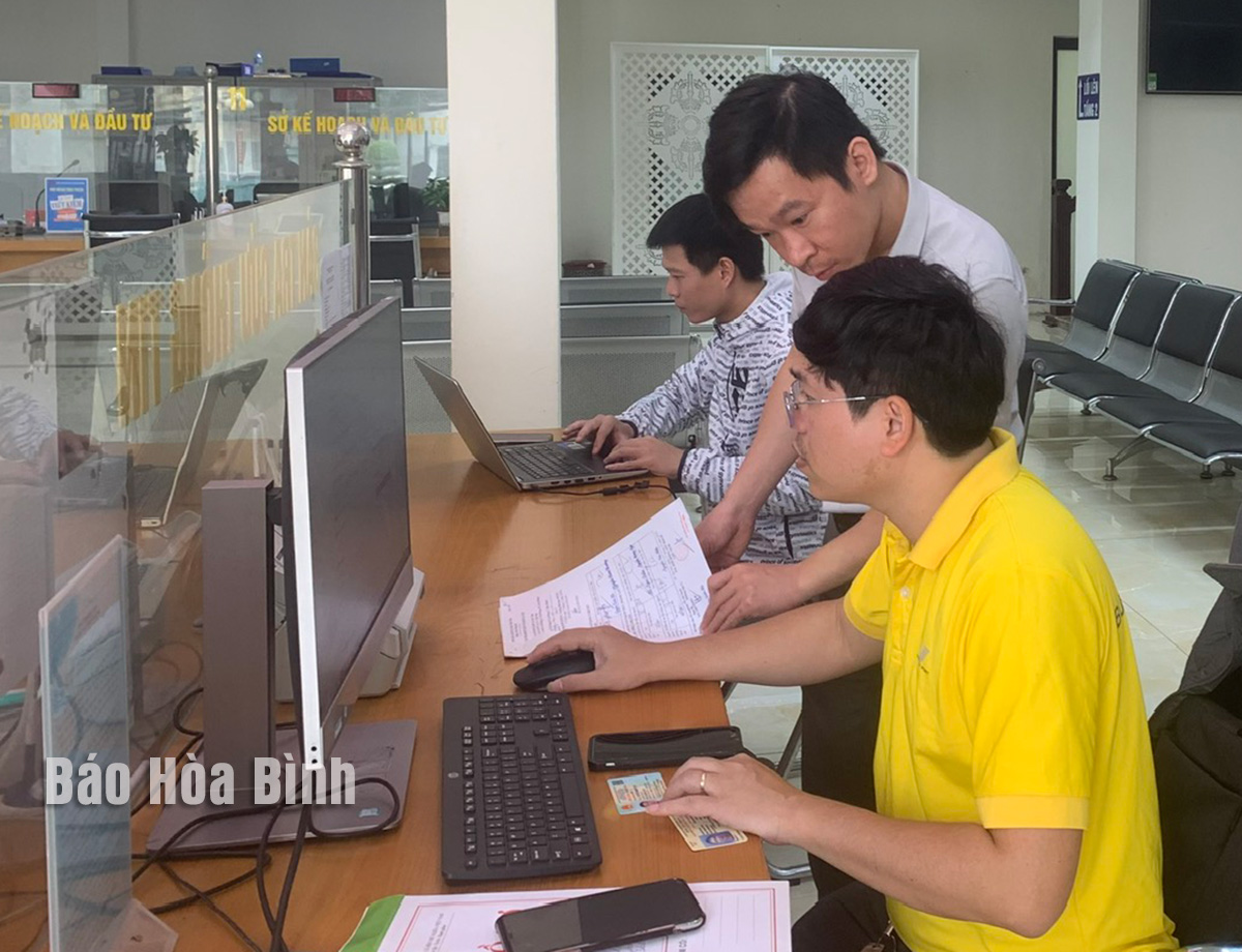 Hòa Bình: Ghi nhận những ngày đầu thực hiện cấp đổi giấy phép lái xe ô tô trực tuyến toàn trình