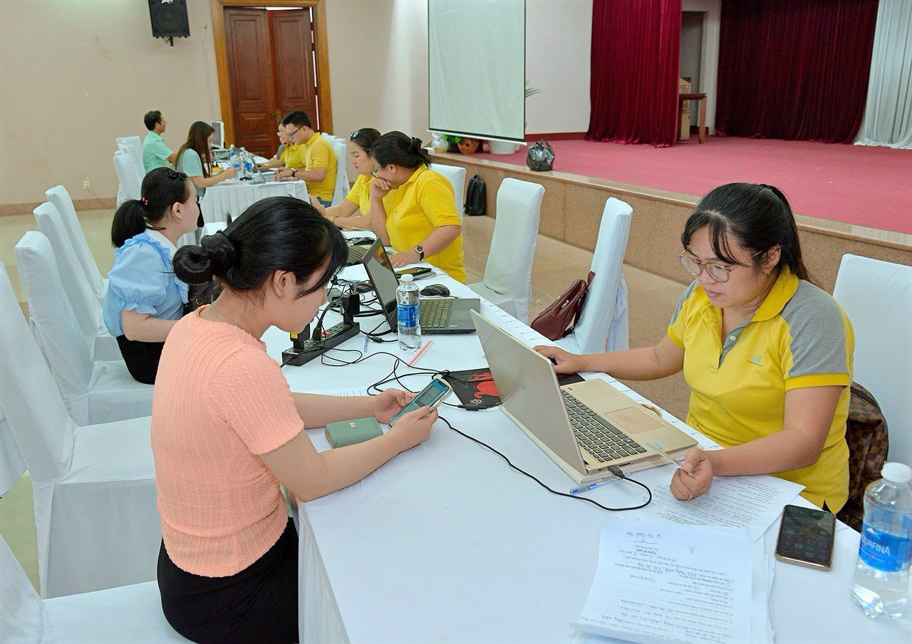 Bưu điện Trung tâm Củ Chi ra quân tư vấn, hỗ trợ người dân cấp đổi Giấy phép lái xe, Hộ chiếu trực tuyến qua Cổng Dịch vụ công Quốc gia