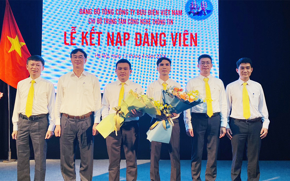 Trung tâm Công nghệ thông tin tổ chức Lễ kết nạp đảng viên tại khu di tích lịch sử Hoàng Thành Thăng Long