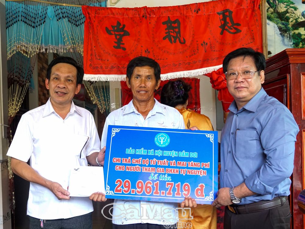 Cà Mau: Chi trả chế độ cho người tham gia bảo hiểm xã hội tự nguyện tại huyện Đầm Dơi