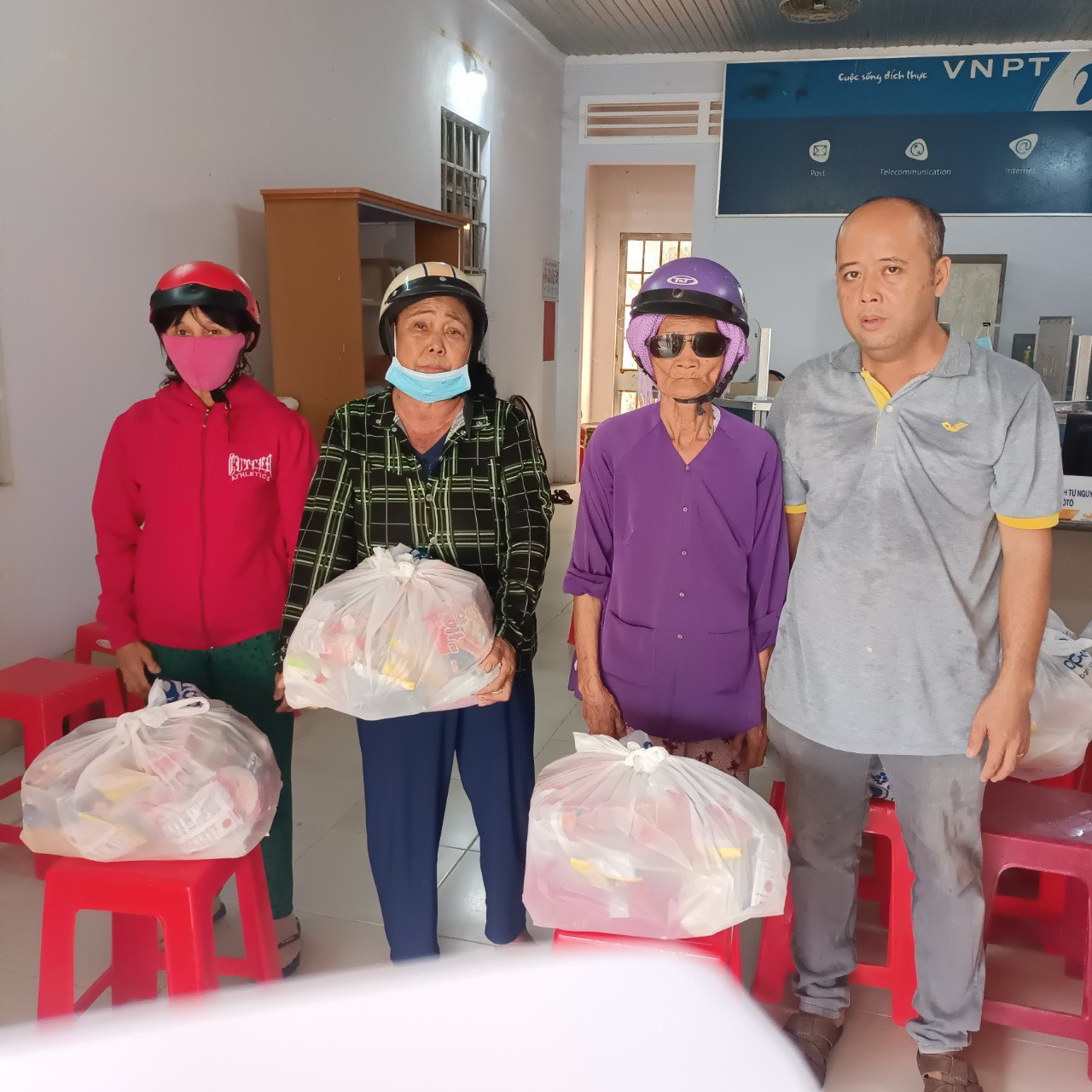 Nghĩa cử đẹp của nhân viên Bưu điện – Văn hóa xã Hảo Đước với người dân có hoàn cảnh khó khăn
