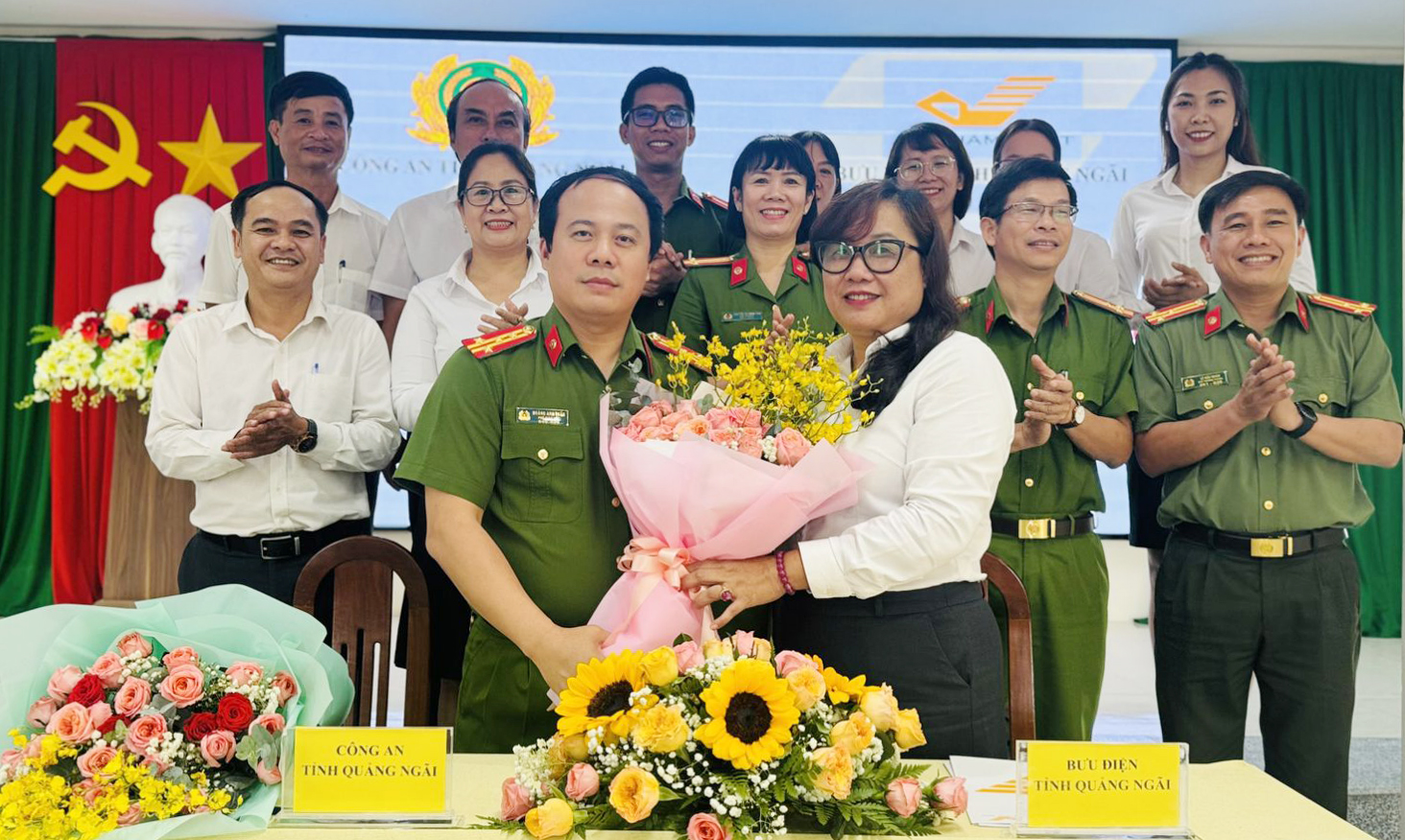Bưu điện tỉnh Quảng Ngãi và Công an tỉnh phối hợp thực hiện dịch vụ công trực tuyến