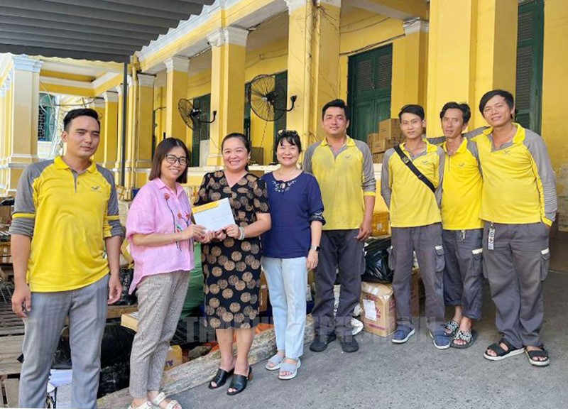Công đoàn Bưu điện TP. Hồ Chí Minh thăm hỏi, động viên đoàn viên, người lao động trực tiếp mùa nắng nóng