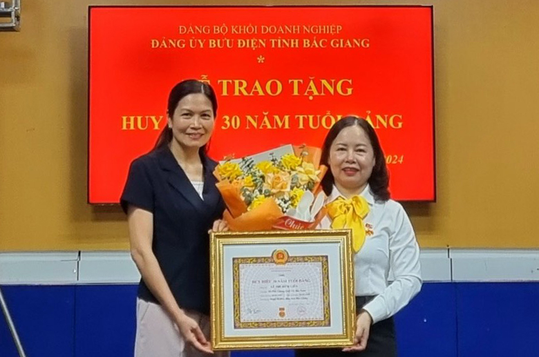 Đảng ủy Bưu điện tỉnh Bắc Giang tổ chức Lễ trao tặng Huy hiệu 30 năm tuổi Đảng