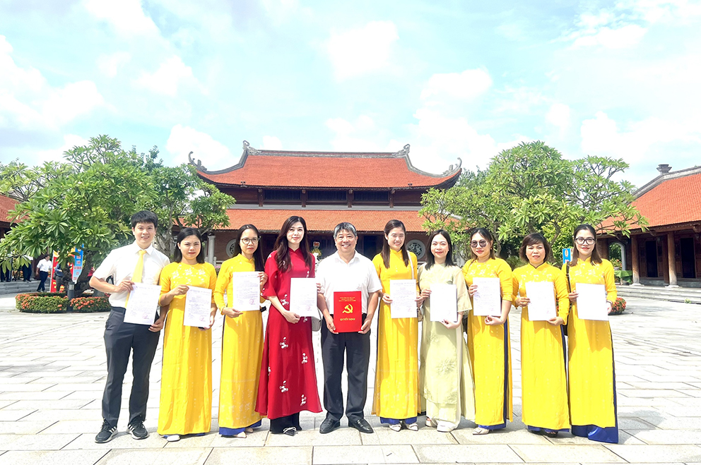 Dâng hương tưởng niệm đồng chí Nguyễn Đức Cảnh và triển khai các Quyết định của Ban Thường vụ Đảng uỷ Khối về kết nạp đảng viên