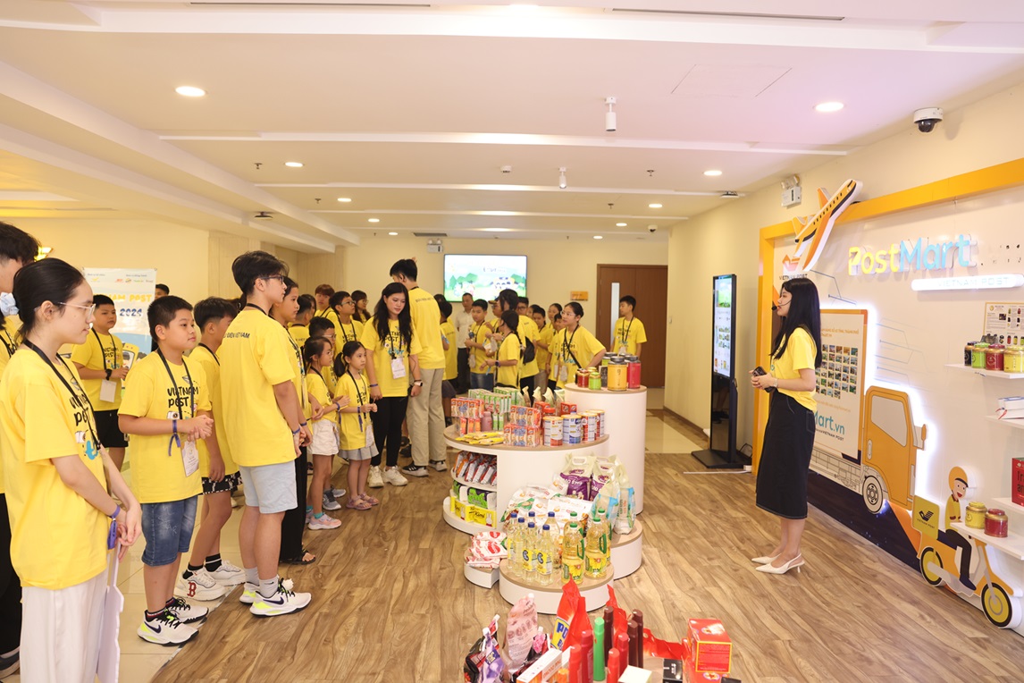Trải nghiệm một ngày làm “người Bưu điện” với Vietnam Post Tour 2024