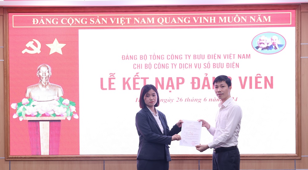 Kết nạp Đảng viên cho 2 quần chúng ưu tú