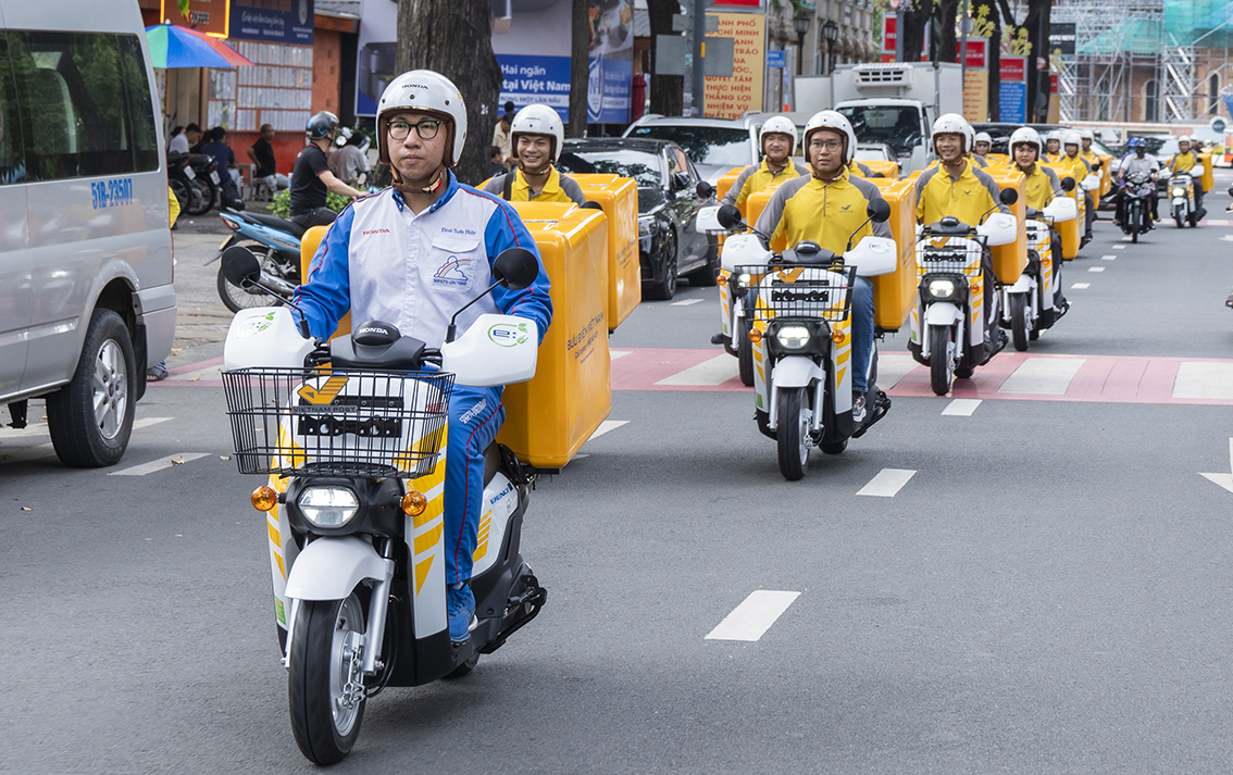 Bưu điện Việt Nam mở rộng triển khai giao hàng bằng xe điện tại TP. Hồ Chí Minh