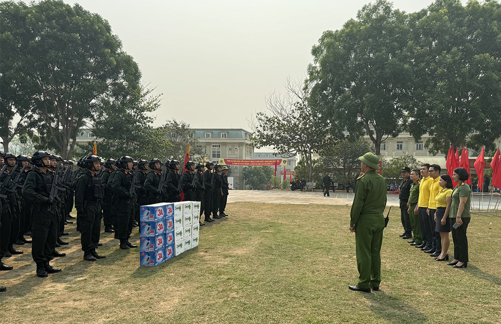 Tiếp sức cho lực lượng tập luyện Diễu binh, diễu hành trước đại lễ kỷ niệm 70 năm chiến thằng lịch sử Điện Biên Phủ