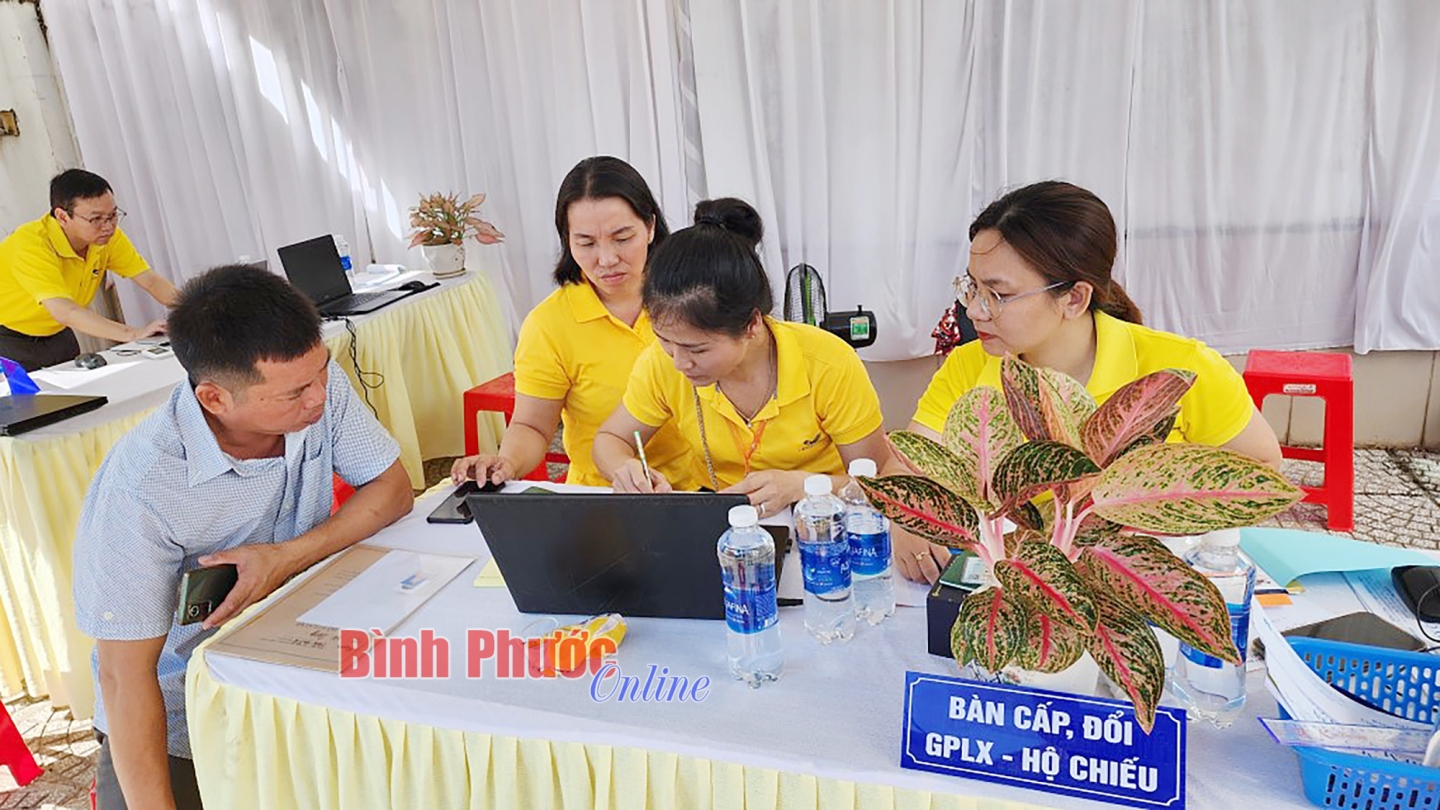 Bưu điện thị xã Bình Long tiên phong thực hiện cấp đổi hộ chiếu, giấy phép lái xe