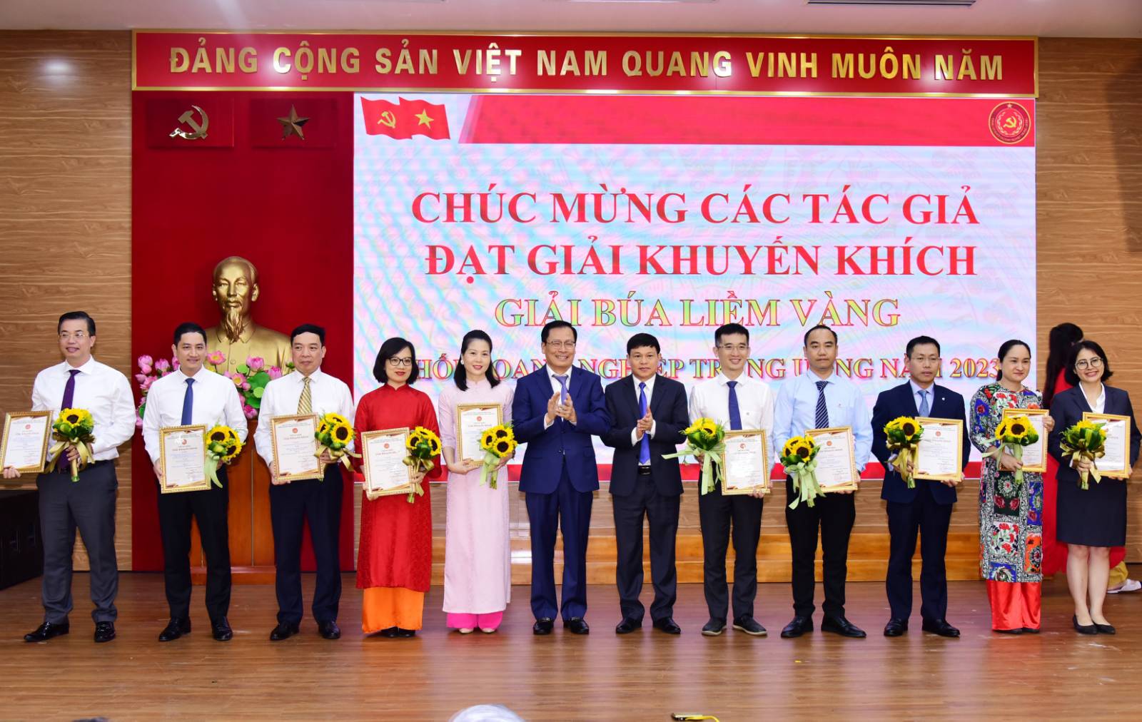 Năm thứ tư liên tiếp Đảng ủy Tổng công ty được trao Giải Búa liềm vàng của Đảng ủy Khối DNTW