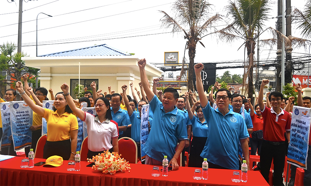 Nhiều địa phương tiếp tục ra quân hưởng ứng Tháng Vận động, triển khai BHXH toàn dân