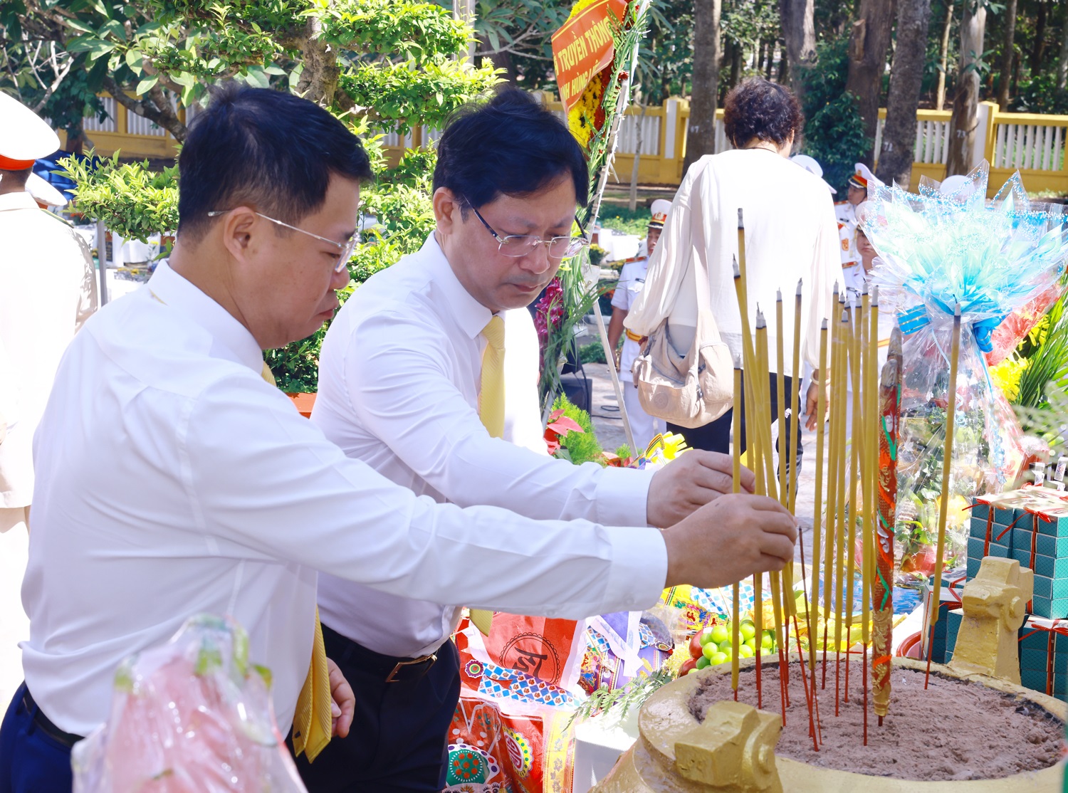 Bộ TT&TT dâng hương tưởng niệm các Anh hùng, Liệt sĩ ngành Thông tin và Truyền thông