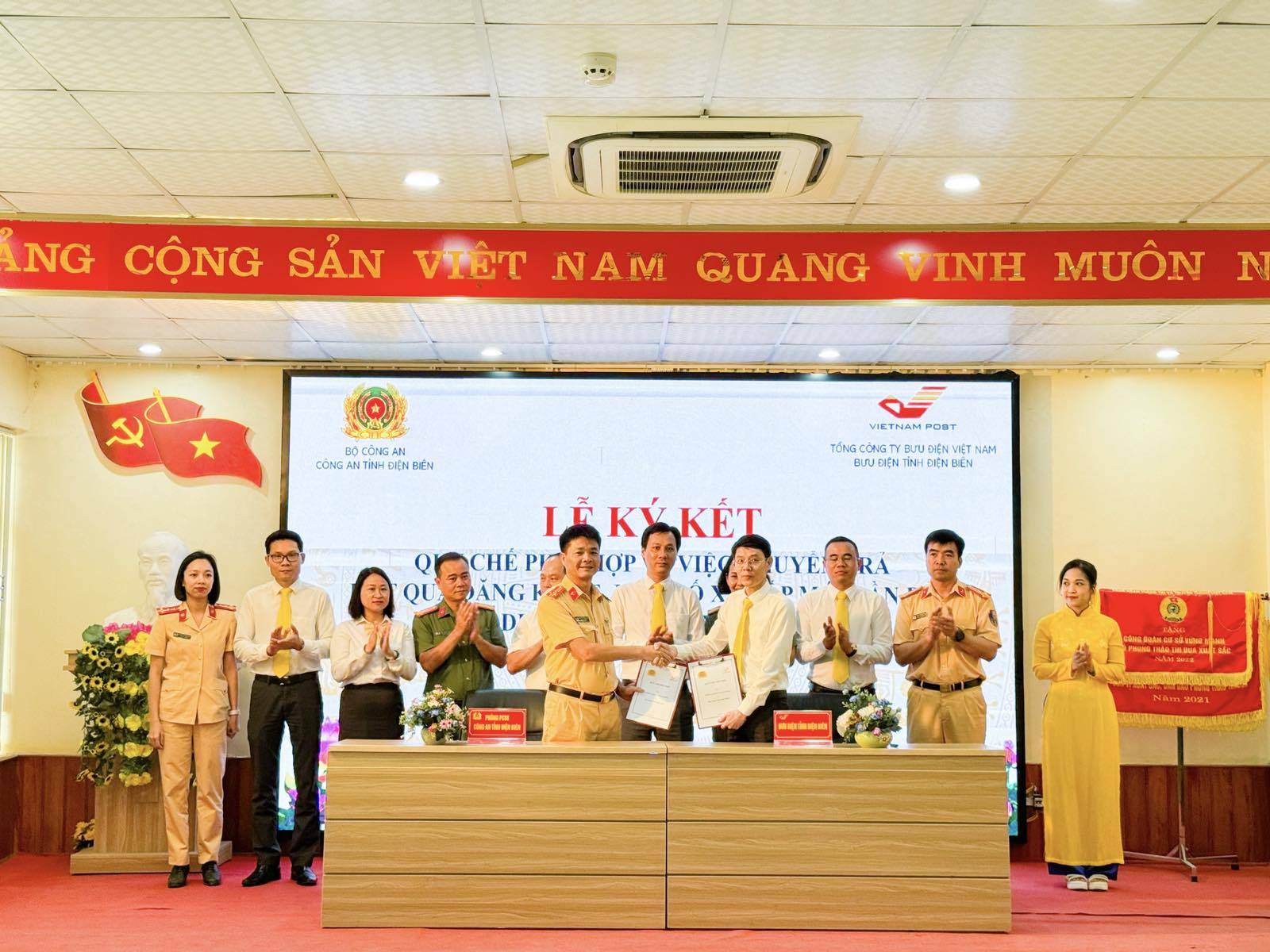Bưu điện tỉnh Điện Biên ký kết Quy chế phối hợp với Phòng Cảnh sát Giao thông