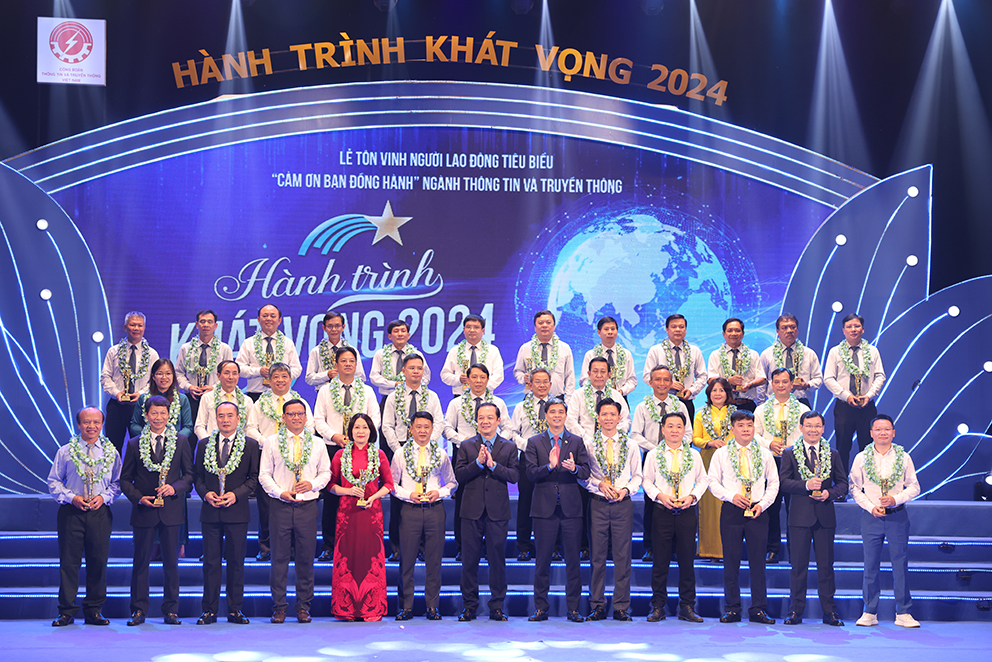 Công đoàn TT&TT tôn vinh 65 người lao động và 13 bạn đồng hành tiêu biểu của Bưu điện Việt Nam