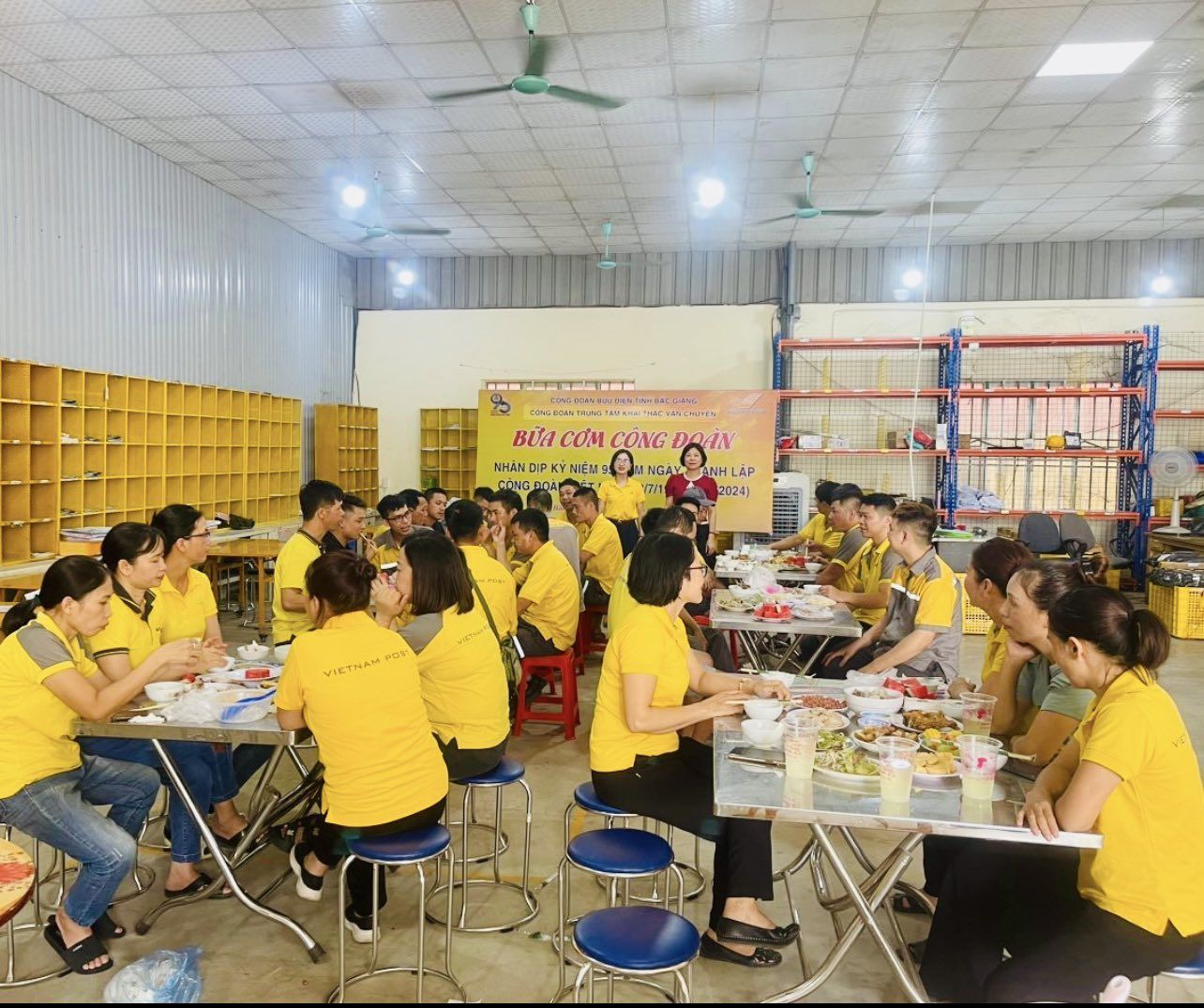 Tổ chức “Bữa cơm Công đoàn” cho đoàn viên, người lao động Bưu điện Việt Nam