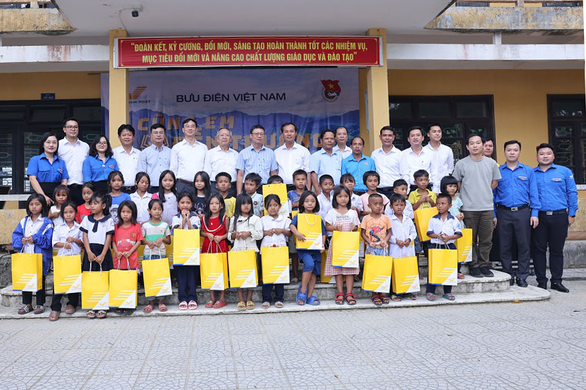 “Bưu điện Việt Nam - Cùng em đến trường” tại huyện A Lưới, tỉnh Thừa Thiên Huế