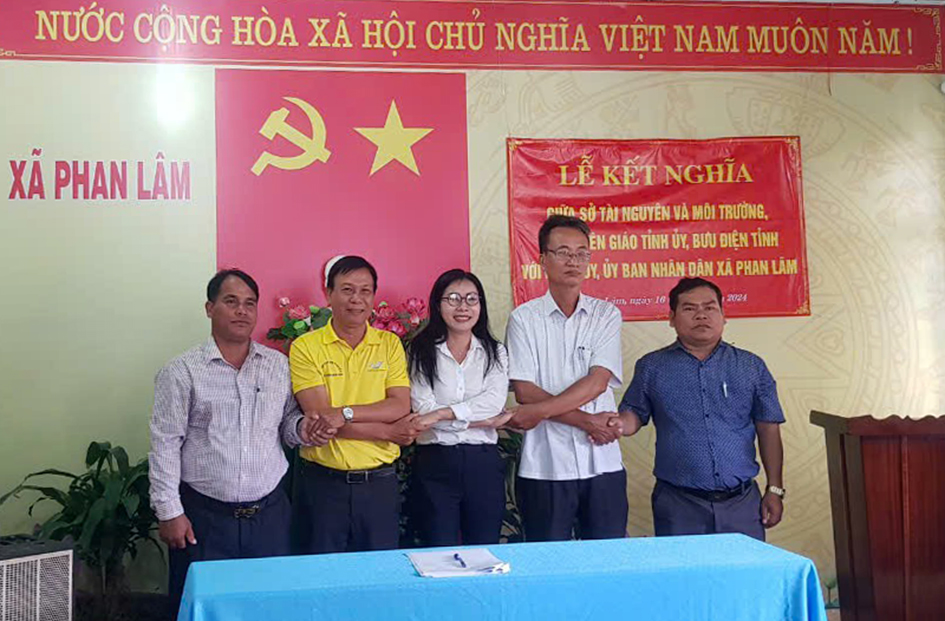 Bưu điện tỉnh Bình Thuận kết nghĩa với xã Phan Lâm, huyện Bắc Bình