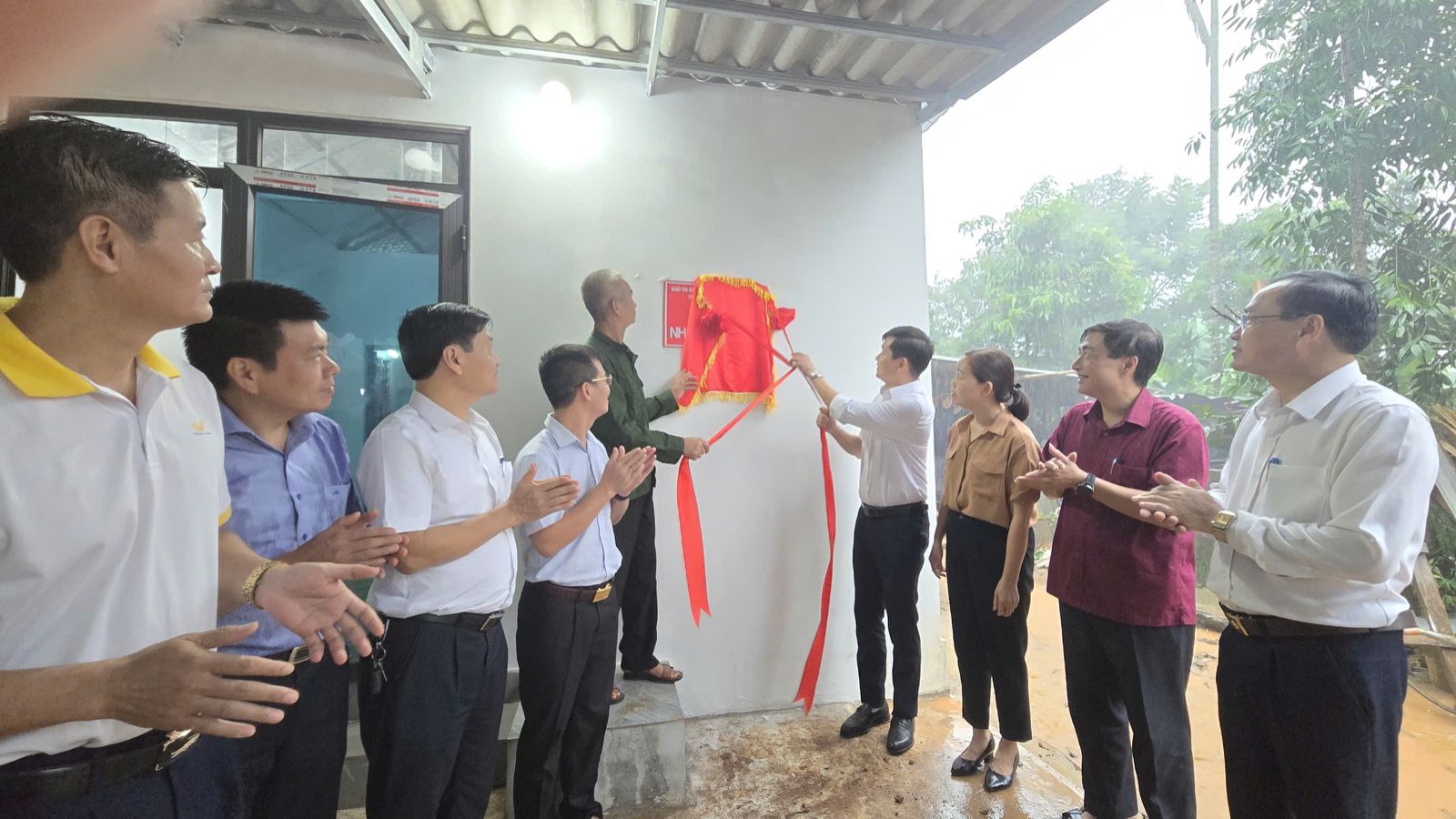 Trao tặng nhà tình nghĩa cho 02 hộ có hoàn cảnh khó khăn trên địa bàn tỉnh Hoà Bình