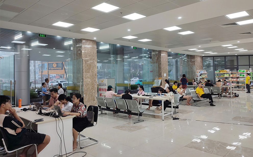 Mở điểm sạc điện thoại miễn phí và cung cấp các dịch vụ hỗ trợ người dân sau bão tại tòa nhà Bưu điện Quảng Ninh
